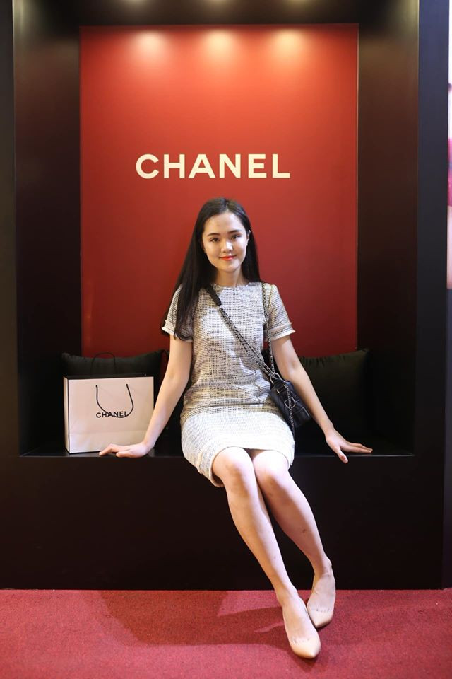 Cô nàng ăn mặc đơn giản và khoác túi hàng hiệu đi mua sắm.