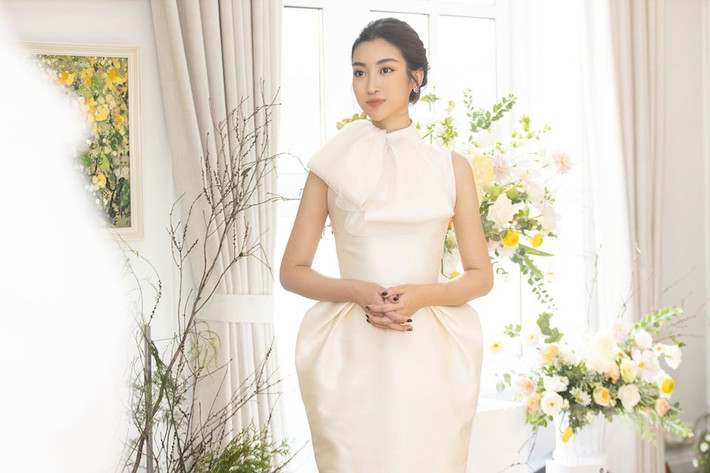 Ngoài thực hiện các bước dưỡng da cơ bản, nàng hậu 9X còn tẩy da chết và đắp mặt nạ đều đặn để có làn da mịn màng. Việc tẩy da chết thường xuyên sẽ giúp cho làn da sáng mịn, loại bỏ tế bào chết và dầu thừa.
