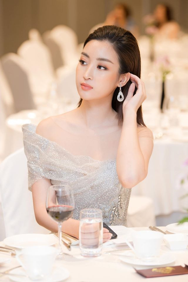 Người đẹp sinh năm 1996 cho rằng phụ nữ nên đắp mặt nạ dưỡng da khoảng 3 lần trong 1 tuần, nên lựa chọn loại mặt nạ có chiết xuất từ lô hội, thảo mộc, rong biển.