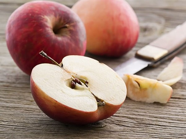 Táo chứa hàm lượng pectin dồi dào, có tác dụng nhuận tràng và làm mềm phân. Ngoài ra, táo cũng giúp cải thiện sức khỏe tiêu hóa bằng cách tăng số lượng vi khuẩn có lợi trong đường ruột. Bạn nên ăn táo cả vỏ vì nó chứa nhiều chất xơ hơn.