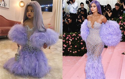 Kylie Jenner là tỷ phú tự thân trẻ tuổi nhất nước Mỹ với công ty mỹ phẩm hùng mạnh. Không chỉ đầu tư cho bản thân, nàng nữ tỷ phú cùng thường xuyên cho con gái 2 tuổi “xài” túi xách hàng hiệu đến từ các hãng thời trang danh tiếng như Chanel, Hermès, Louis Vuitton…