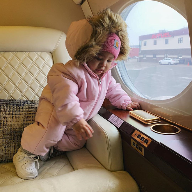 Hồi mới 5 tháng tuổi, Stormi đã được Kylie "chuẩn bị trước" tủ giày sneakers gồm hàng chục đôi có màu sắc, kiểu dáng khác nhau.
