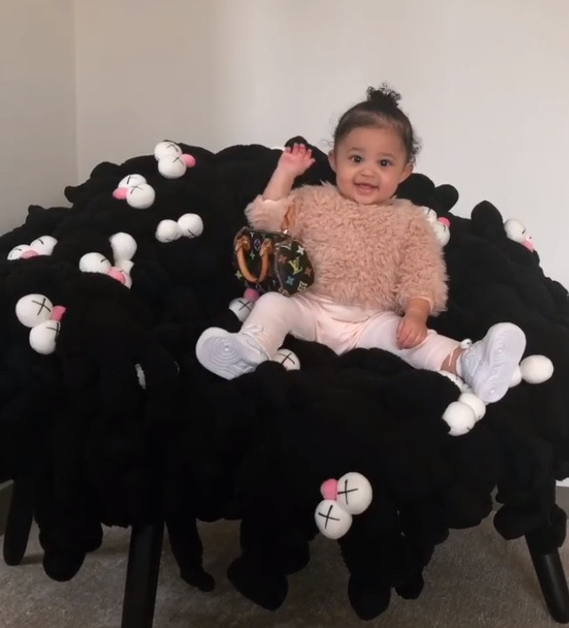 Cũng trong dịp Giáng sinh, Stormi được người bác Kim Kardashian tặng món quà là túi xách Louis Vuitton mini trị giá 2.000 USD.