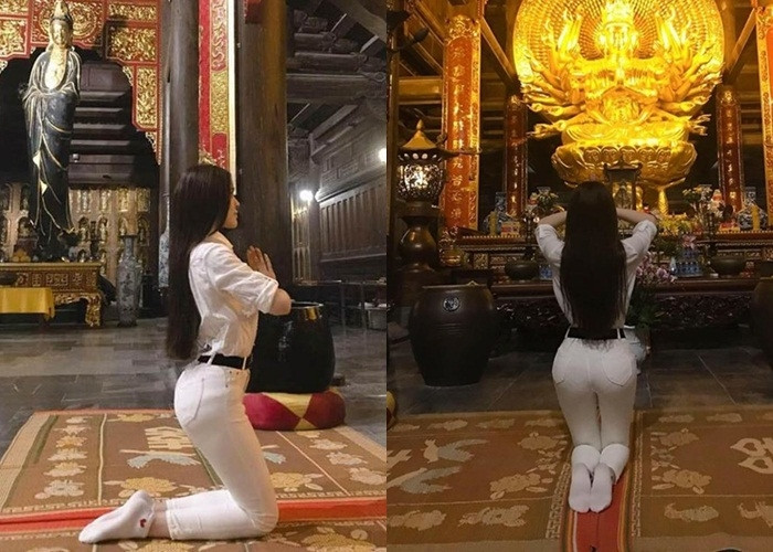 Tưởng chừng trang phục quần dài, sơ mi trắng của Thư Dung là vô cùng chỉn chu. Tuy nhiên, dáng ngồi và quỳ chắp tay cầu khấn của cô lại khiến cư dân mạng thấy khó chịu vì nhiều người cho rằng Thư Dung cố tình ưỡn người để khoe đường cong.