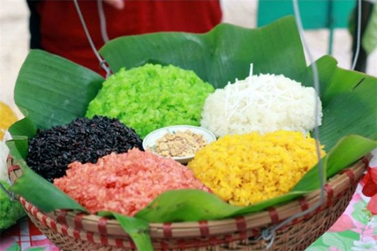 Xôi ngũ sắc là một món ăn truyền thống của dân tộc Tày vào các ngày lễ tết, ngày mùng 5/5 và khi nhà có khách quý. Và để có một nồi xôi thơm ngon thì xôi phải được nấu bằng nếp Tú Lệ nổi tiếng và tuân thủ một quy trinh từ khâu chọn lá rừng hay các loại thực vật để nhuộm màu hạt nếp cho đến công đoạn đồ xôi.