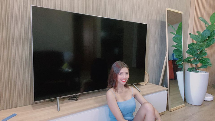 Dù ở nhà, vợ chưa cưới của Phan Mạnh Quỳnh vẫn toát lên nét gợi cảm từ áo hai dây. Nguồn: VTC. Video "Minh Hằng chia sẻ về phong cách thời trang". Nguồn: VTC.