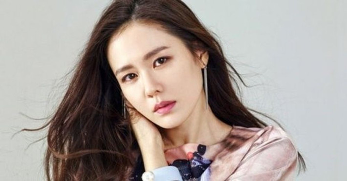 Mặc dù không mấy khi trang điểm quá đậm nét sắc sảo nhưng Son Ye Jin quan niệm cứ trang điểm là cần phải tẩy trang thật sạch. Theo trang tin Her World, Son Ye Jin cũng cho rằng việc rửa sạch da mặt rất quan trọng.