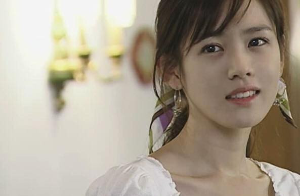 Ngoài ra, Ye Jin còn duy trì thới quen uống từ 2 - 3 lít nước mỗi ngày nhằm duy trì độ ẩm cho cơ thể. Bên cạnh đó, cô luôn cố gắng cân bằng giữa công việc và nghỉ ngơi, đảm bảo cơ thể được ngủ đủ giấc, đồng thời bổ sung trái cây tươi cùng các loại vitamin, giúp ích cho làn da trong công cuộc ngăn ngừa lão hóa.