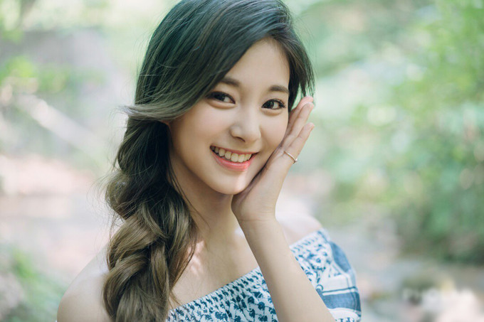Nữ thành viên nhóm nhạc TWICE sinh năm 1999 sở hữu vẻ đẹp thuần khiết, trong veo như nước mùa thu. Nhiều người còn tung hô Tzuyu là “tiên nữ hạ thế”.