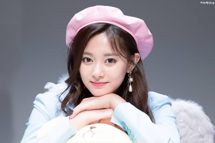 Tzuyu còn nổi tiếng là thành viên chăm tập thể dục nhất nhóm, thường uống nhiều nước để chăm sóc da.