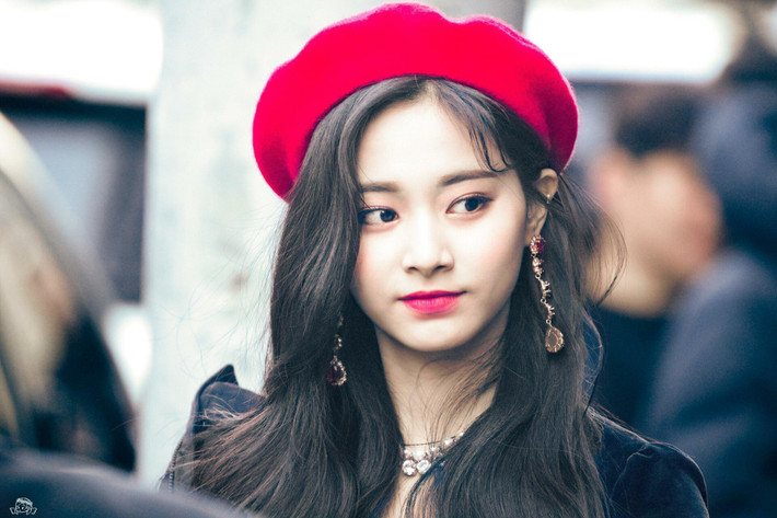 Tzuyu tiết lộ cách chăm sóc da mặt trước khi đi ngủ, ngoài các loại kem dưỡng ẩm thông thường, nữ ca sĩ dùng đến 2 loại mặt nạ để không bị ảnh hưởng do make up nhiều, tránh bị nám da.