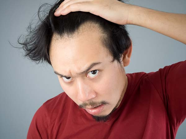 Các nang lông mẩn đỏ: Các nang lông có nhiều mạch máu nhỏ cung cấp máu và chất dinh dưỡng cho khu vực này. Thiếu vitamin C dẫn đến các mạch máu yếu gần nang lông, do đó gây ra những đốm nhỏ màu đỏ tươi gần nang lông.