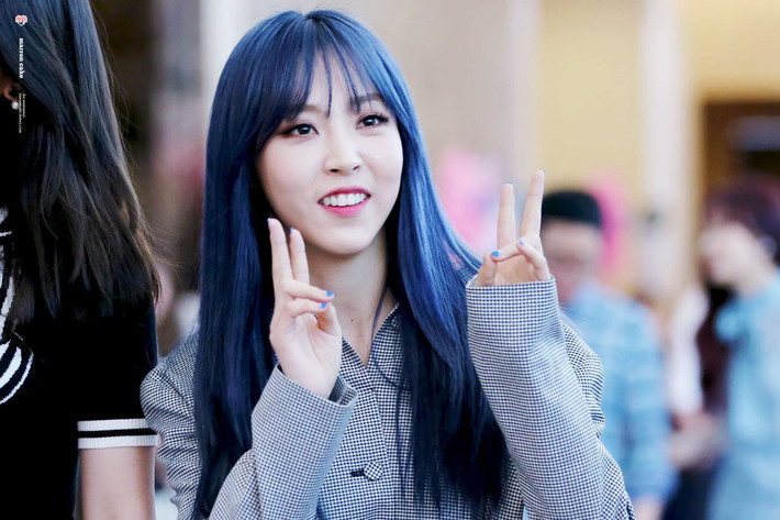 Với tóc xanh dương đậm, Wheein (MAMAMOO) toát ra thần thái sang chảnh, trưởng thành, nổi bật hơn hẳn.