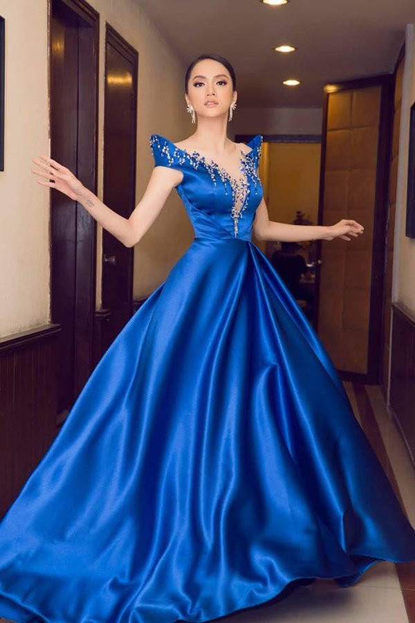 Hoa hậu Hương Giang lộng lẫy như một nàng công chúa trong chiếc đầm xanh.