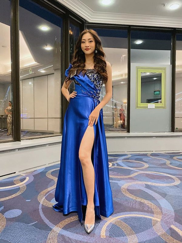 Hoa hậu Lương Thùy Linh cũng mang một chiếc váy xanh cổ điển này sang Anh tham dự cuộc thi Miss World 2019.