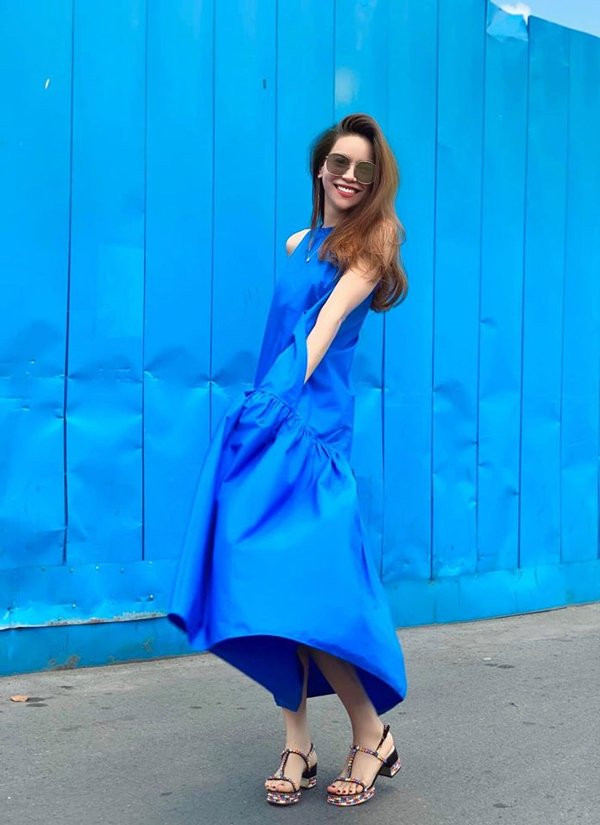 Hồ Ngọc Hà đón đầu xu hướng với chiếc váy màu xanh tươi mát, thêm cả phần nền cùng tông xanh ngắt cả góc trời.