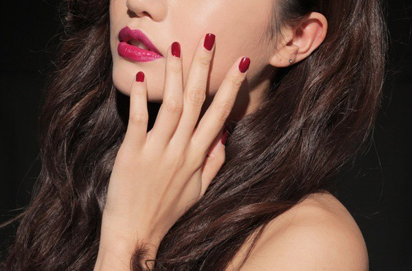 Màu đỏ là tông màu được phái đẹp ưa chuộng nhiều nhất khi thay đổi màu nail đi chơi dịp Tết.