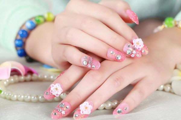 Có rất nhiều mẫu nail đính đá từ đơn giản đến phức tạp và bạn có thể chọn một kiểu phù hợp với mình.