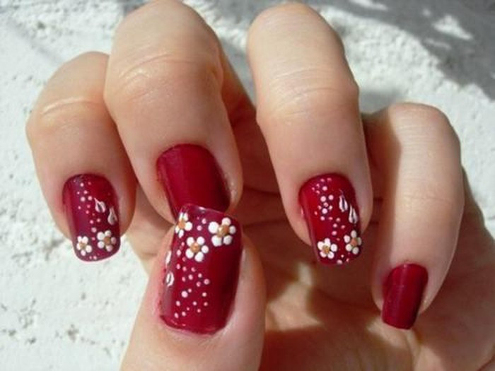 Màu đỏ cũng có nhiều sắc độ từ đỏ tươi, đỏ cam, đỏ gạch cho tới đỏ rượu... giúp các nàng thỏa sức chọn lựa chọn màu sắc phù hợp với mình. Người lớn tuổi hơn có thể chọn các tông trầm như đỏ rượu, đỏ mận.