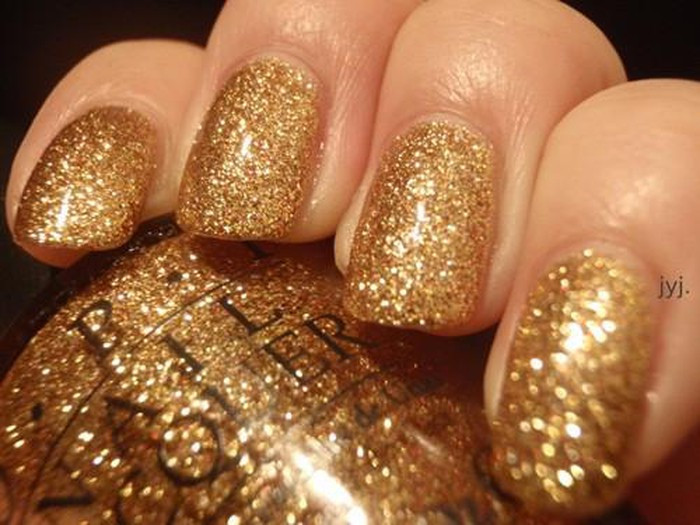 Mẫu nail vàng ánh kim cũng được khá nhiều quý cô công sở, quý cô tuổi trung niên hay những nữ doanh nhân thành đạt ưu ái.