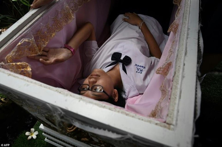 Kid Mai Death Awareness Cafe ở Bangkok, là quán cà phê đặc biệt, nơi khách hàng có thể tham gia vào trải nghiệm "nhận thức về cái chết". Trong đó, nổi bật nhất là việc thử nằm trong một quan tài màu trắng, đặt ở giữa quán.