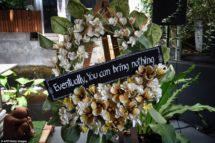 Tuy nhiên, Veeranut nói rằng ông hoan nghênh mọi tranh cãi như một dấu hiệu của sự thành công, "Tôi yêu tất cả những lời than phiền, bởi vì nếu họ phàn nàn nó có nghĩa là họ đang nghĩ và nhận thức được về cái chết".
