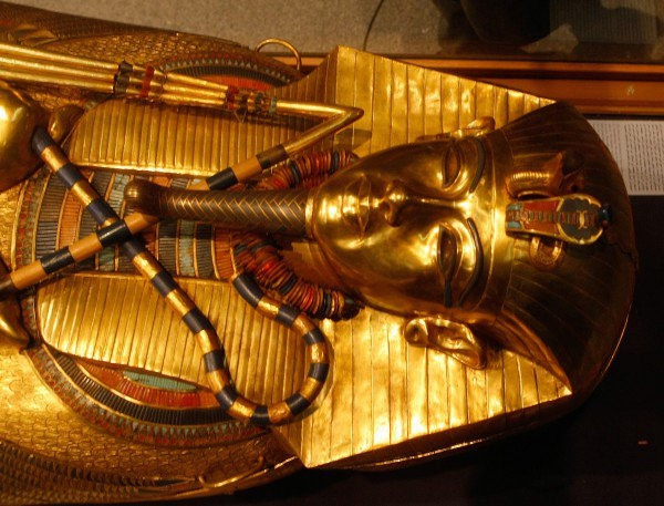 Năm 1922, nhà khảo cổ học người Anh tên Howard Carter phát hiện khu lăng mộ gần như còn nguyên vẹn của vua Tut. Theo Mirror, 5.398 vật phẩm được tìm thấy trong ngôi mộ, bao gồm quan tài rắn bằng vàng, mặt nạ, ngai, cung tên, kèn, chén hoa sen, thực phẩm, rượu vang, dép, đồ lanh tươi... Đáng chú ý nhất, dao găm làm từ thiên thạch được phát hiện.