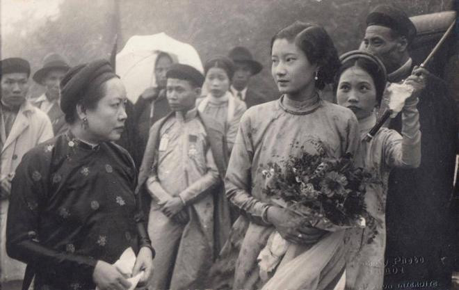 Sau lần gặp đầu tiên năm 1932 khi mới từ Pháp trở về, Vĩnh Thụy - tức cựu hoàng Bảo Đại - đã đem lòng yêu mến bởi nhan sắc và học thức của Thị Lan. "Cô Lan có một vẻ đẹp thùy mị của người con gái miền Nam, hiền lành và quyến rũ làm tôi say mê", Bảo Đại từng viết trong cuốn hồi ký Le Dragon d’Annam của mình.