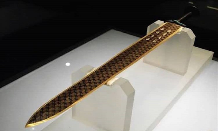 Trên thanh kiếm của Việt Vương Câu Tiễn dài khoảng 55,7 cm, nặng 875 gram, lưỡi kiếm rộng 4,6 cm và chuôi kiếm dài 8,4 cm. Dù trải qua hàng ngàn năm dưới mộ cổ sâu trong lòng đất nhưng bảo kiếm của vị vua nổi tiếng thời Xuân Thu này vẫn vô cùng sắc bén, không có dấu hiệu bị gỉ sét.