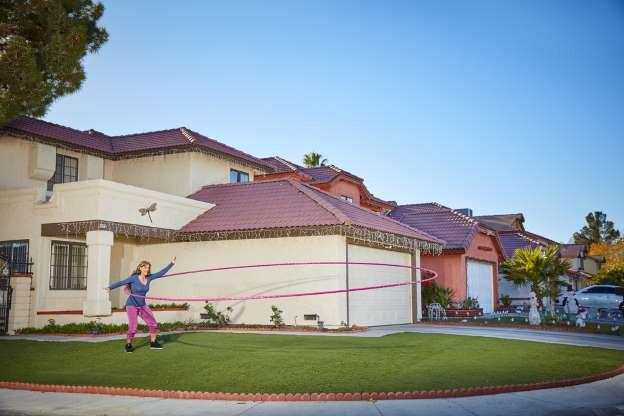Getti Kehayova giữ kỷ lục lắc vòng lớn nhất thế giới. Chiếc vòng (hula hoop) của Kehayova có kích thước 5,1m.