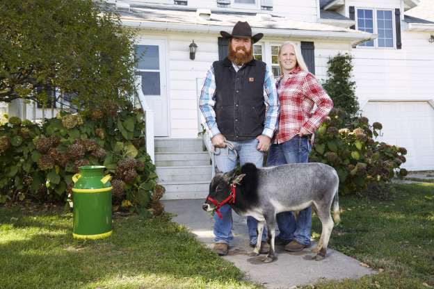 Gia đình Joe và Michelle Gardner sống ở bang Iowa, Mỹ sở hữu Humphrey - chú bò nhỏ nhất thế giới với chiều cao khiêm tốn 67,6 cm.
