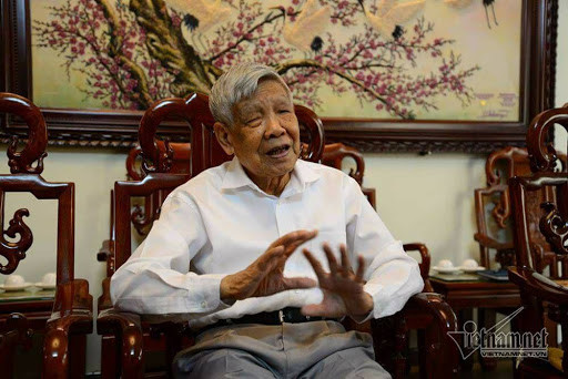 Trong số này, nguyên Tổng bí thư Lê Khả Phiêu từng đảm nhiệm các chức vụ quan trọng gồm: Chính uỷ kiêm Trung đoàn trưởng; Phó Chủ nhiệm Chính trị quân khu Trị Thiên; Chủ nhiệm Chính trị Quân đoàn II; Phó Chính uỷ kiêm Chủ nhiệm Chính trị quân khu IX; Phó Bí thư khu uỷ Khu IX; Thiếu tướng, Chủ nhiệm Chính trị, Phó Tư lệnh Chính trị mặt trận 719; Trung tướng, Phó Chủ nhiệm Tổng cục Chính trị; Thượng tướng, Chủ nhiệm Tổng cục Chính trị Quân đội nhân dân Việt Nam.