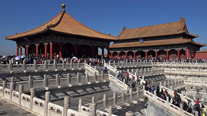 Bên cạnh đội thị vệ được bố trí khắp Tử Cấm Thành để tuần tra, canh giữ các lối ra vào và kịp thời bắt giữ những kẻ có hành vi bất thường, không rõ thân phận, triều đình còn bố trí một "hệ thống chuông báo động" đặc biệt phát ra cảnh báo khi có kẻ xâm nhập.