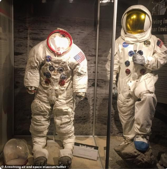 Đây là bộ đồ mà phi hành gia Neil Armstrong mặc khi thực hiện sứ mệnh chinh phục Mặt trăng bằng tàu Apollo 11. Hiện vật quý giá này được trưng bày tại bảo tàng Hàng không và không gian Armstrong ở Wapakoneta, Ohio, Mỹ.