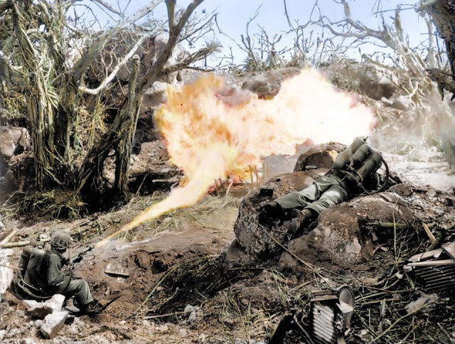 Lính Mỹ sử dụng súng phun lửa tấn công căn cứ của Nhật Bản ở núi Suribachi, Iwo Jima.