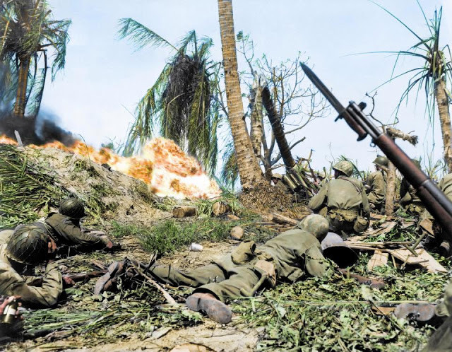 Sau khi Nhật Bản bất ngờ tấn công Trân Châu Cảng vào tháng 12/1941, Mỹ chính thức tham gia Chiến tranh thế giới 2. Theo đó, Mỹ cùng lực lượng Đồng minh đối đầu với phe phát xít và tuyên chiến với Nhật Bản. Trong ảnh là binh sĩ Mỹ tấn công một căn cứ của Nhật Bản tại quần đảo Marshall năm 1944.