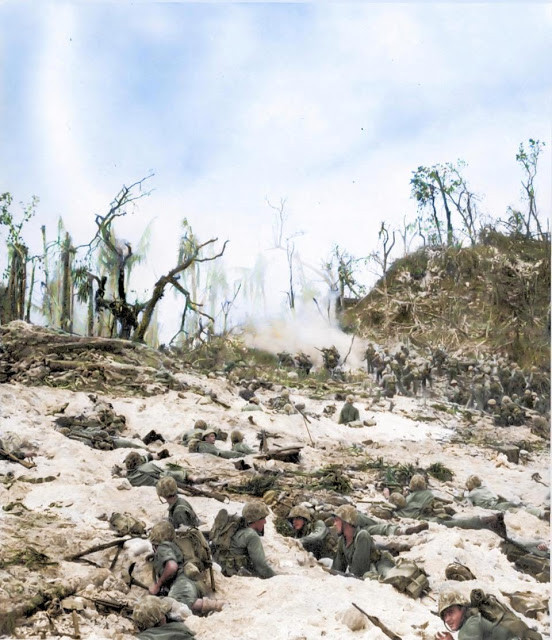 Lính Mỹ nằm mai phục bên bờ biển tại Peleliu tháng 9/1944.