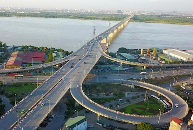 Cầu Vĩnh Tuy bắc qua sông Hồng nối liền quận Long Biên và Hai Bà Trưng đi vào hoạt động kể từ năm 2010. Tuyến chính của cầu dài 5.800m, phần vượt sông dài 3.700m.