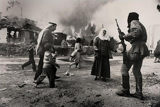 Vào ngày 18/4/1983, một nhóm vũ trang kích nổ quả bom xe cạnh Đại sứ quán Mỹ tại Beirut. Hậu quả là 63 người thiệt mạng và 120 người bị thương.