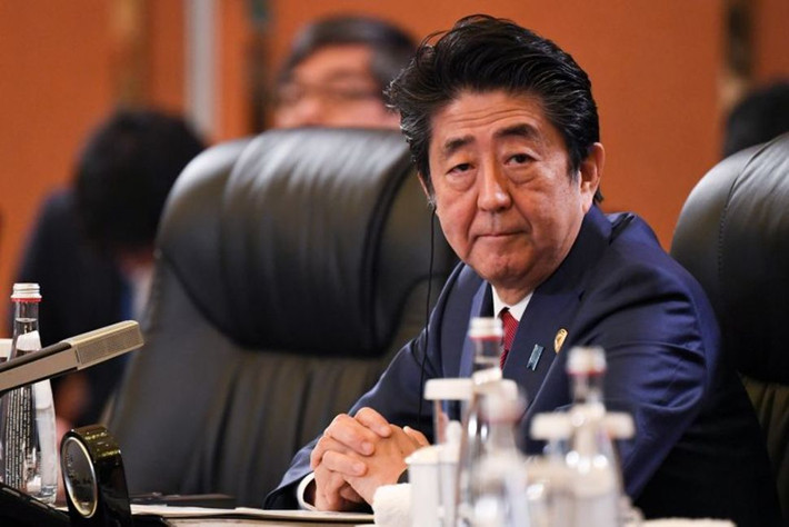 Không những vậy, Thủ tướng Abe gửi lời xin lỗi người dân Nhật Bản "từ tận đáy lòng" vì không thể làm tròn nghĩa vụ của mình.