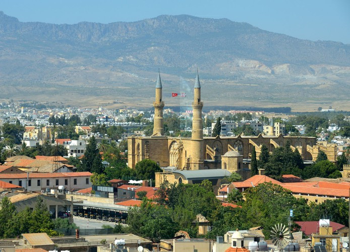 "Hộ chiếu vàng" Cyprus là một trong những hộ chiếu quyền lực nhất thế giới. Người sở hữu hộ chiếu này có thể sinh sống và làm việc ngay lập tức tại bất kỳ quốc gia thành viên nào thuộc Liên minh Châu Âu (EU). Thêm nữa, họ có thể đi lại tự do tới 174 quốc gia mà không cần xin thị thực.