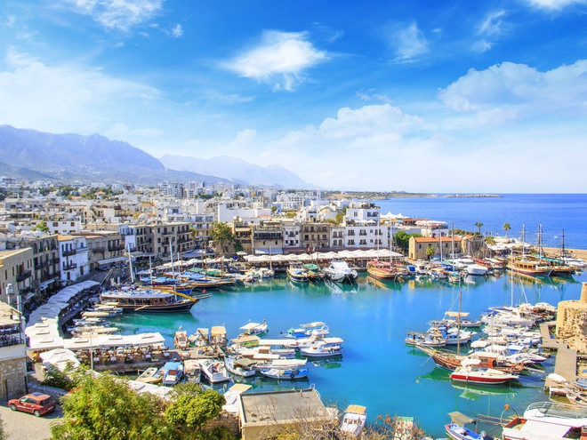 Vào năm 2004, Cộng hòa Cyprus (còn gọi là đảo Síp) gia nhập Liên minh châu Âu (EU). Kể từ đó, hộ chiếu Cyprus trở thành một trong top 20 hộ chiếu quyền lực nhất thế giới và được xem là " hộ chiếu vàng" đảo Cyprus.