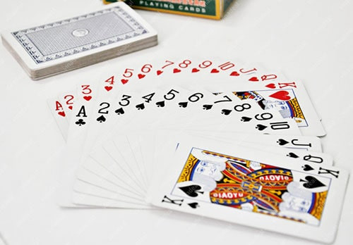 Được sử dụng để bói toán, ảo thuật hay chơi giải trí, bộ bài Tây gồm 54 lá. Trong số này, 52 lá bài gồm: A, 2, 3, 4, 5, 6, 7, 8, 9, 10, J, Q, K chia làm 4 chất Cơ, Rô, Chuồn (Tép) và Bích. Hai lá bài còn lại là Joker.