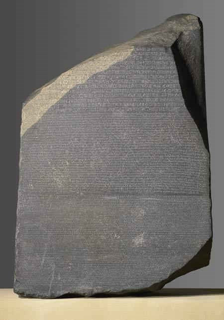 Để người dân có thể hiểu được nội dung trên phiến đá cổ Rosetta, pharaoh Ptolemy V cho người viết bằng 2 ngôn ngữ là: Ai Cập và Hy Lạp cổ đại.