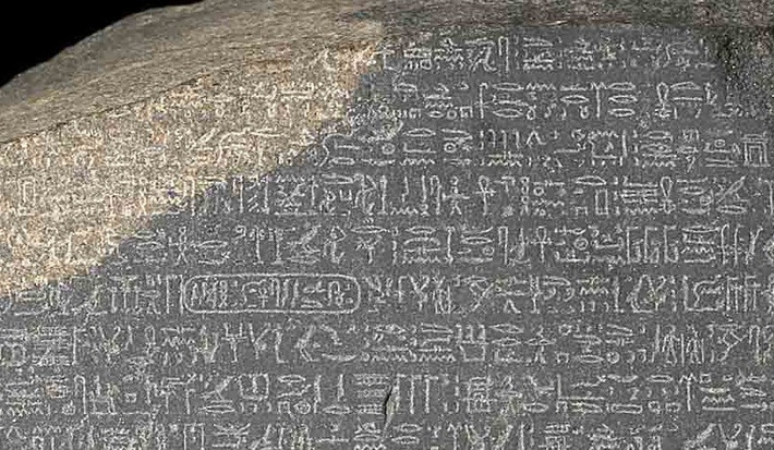 Phải tới năm 1799, phiến đá Rosetta được một học giả, sĩ quan quân đội Pháp có tên Pierre Bouchard phát hiện tại khu vực đồng bằng sông Nile của Ai Cập.