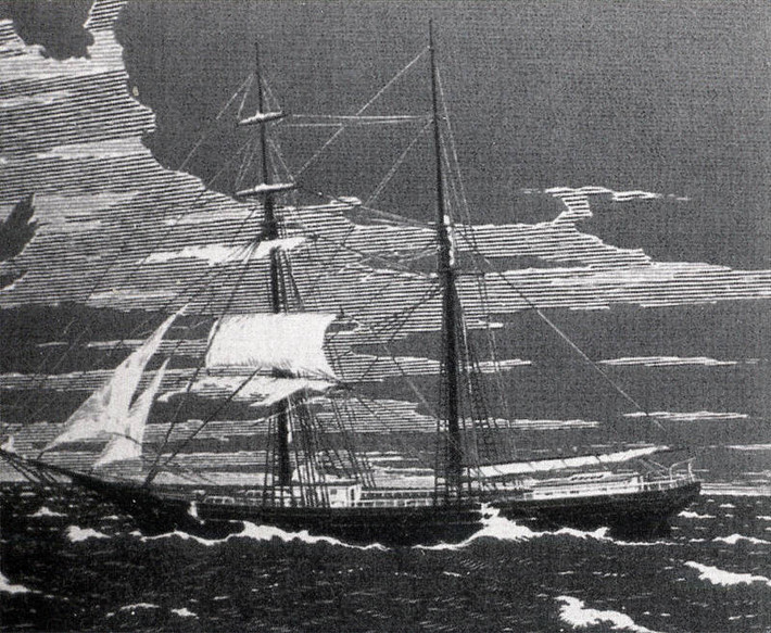 Cụ thể, vào ngày 7/11/1872, tàu Mary Celeste khởi hành từ New York, Mỹ tới Genoa, Italy. Khi ấy, 10 người có mặt trên tàu gồm: 7 thành viên thủy thủ đoàn, thuyền trưởng Benjamin Briggs cùng vợ và con gái 2 tuổi.