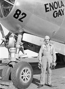 Điều bất ngờ là máy bay Boeing B-29 Superfortress được đặt tên là Enola Gay, theo tên người mẹ của phi công Tibbets.