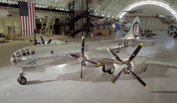 Vào năm 2003, Enola Gay - chiếc máy bay ném quả bom nguyên tử đầu tiên xuống Hiroshima vào năm 1945 - được phục chế, triển lãm tại Bảo tàng Không gian và Vũ trụ Mỹ ở ngoại ô thủ đô Washington.
