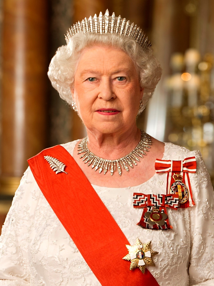 Nữ hoàng Anh Elizabeth II là người trị vì lâu nhất lịch sử Vương quốc Anh. Năm 1952, bà kế thừa ngai vàng từ cha - Vua George VI - sau khi ông qua đời. Khi trở thành người đứng đầu Khối thịnh vượng chung Anh và là nữ hoàng của 16 quốc gia độc lập thuộc khối này, bà 25 tuổi.