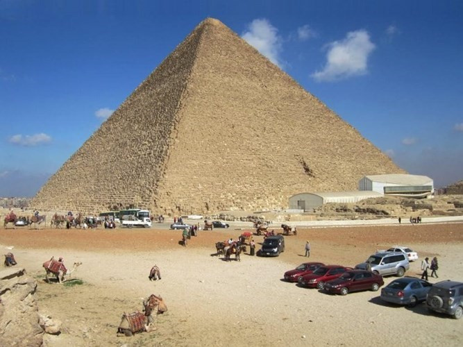 Hầu hết kim tự tháp của người Ai cập đóng vai trò là lăng mộ của pharaoh và nữ hoàng.